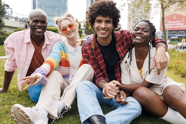 amigos felices al aire libre