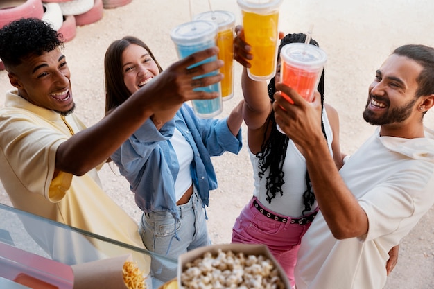 Amigos felices de alto ángulo con bebidas