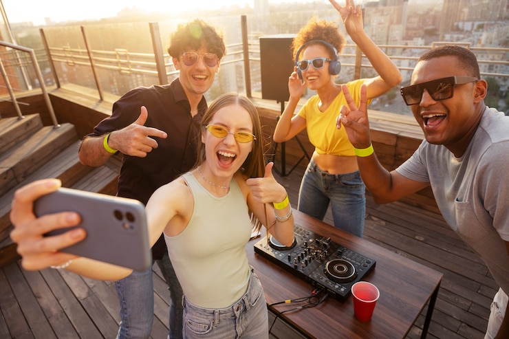 Foto gratuito amigos felices de alto ángulo de fiesta