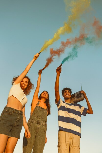 Amigos felices de ángulo bajo con reproductor de cassette