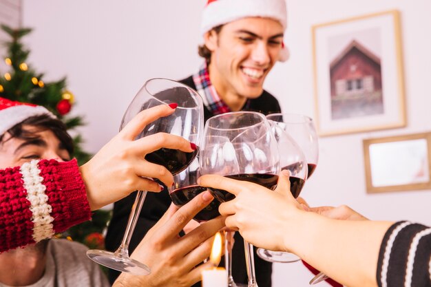 Amigos felices brindando en cena de navidad