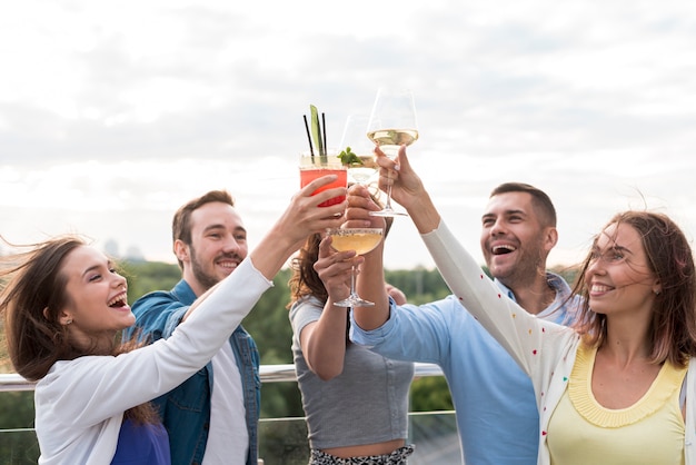 Amigos felices brindis en una fiesta