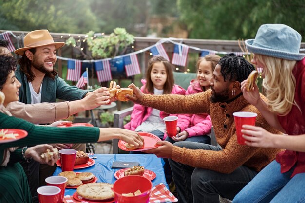 Amigos felices celebración del 4 de julio.