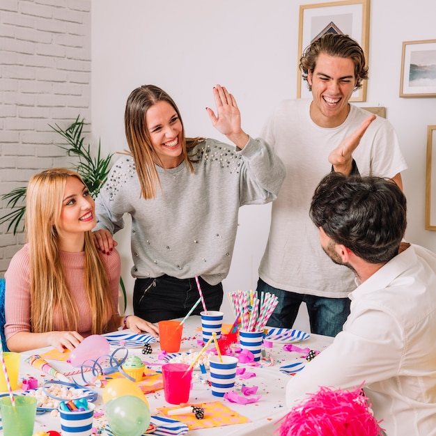 Amigos felices celebrando una fiesta de cumpleaños