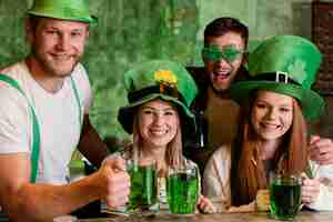 Foto gratuita amigos felices celebrando juntos st. día de san patricio