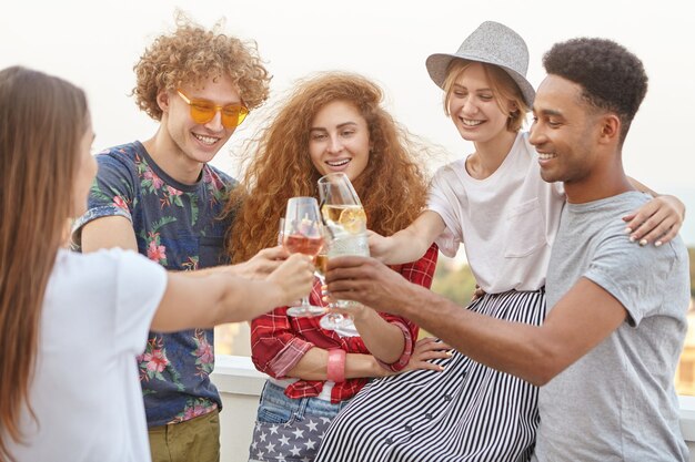 amigos felices celebrando su éxito