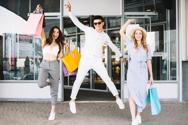 Amigos felices cerca de la tienda