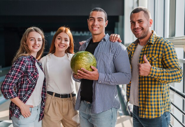 Amigos felices en un club de bolos