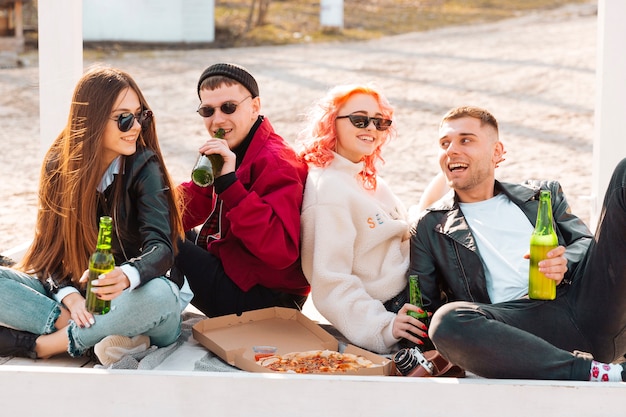 Amigos felices divirtiéndose juntos en una fiesta al aire libre