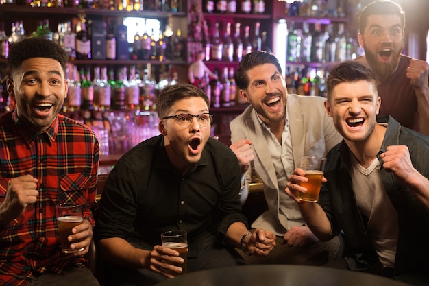 Amigos felices divirtiéndose en pub