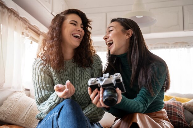 Amigos felices y emocionados reunidos