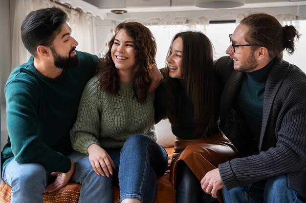 Amigos felices y emocionados reunidos