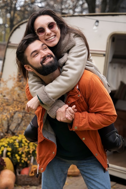 Amigos felices y emocionados reunidos