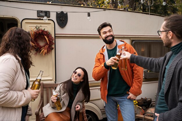 Amigos felices y emocionados reunidos