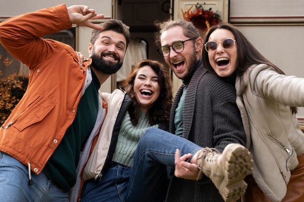 Amigos felices y emocionados reunidos