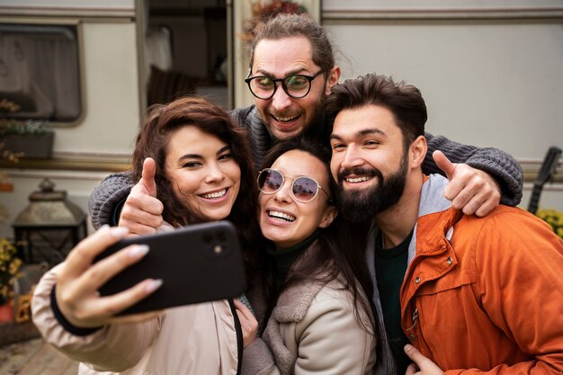 Amigos felices y emocionados reunidos