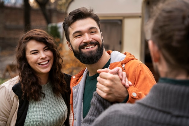 Amigos felices y emocionados reunidos