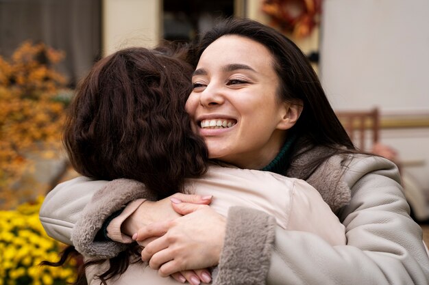 Amigos felices y emocionados reunidos