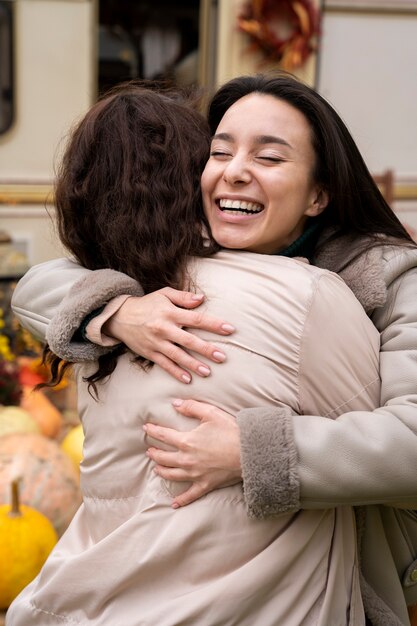 Amigos felices y emocionados reunidos