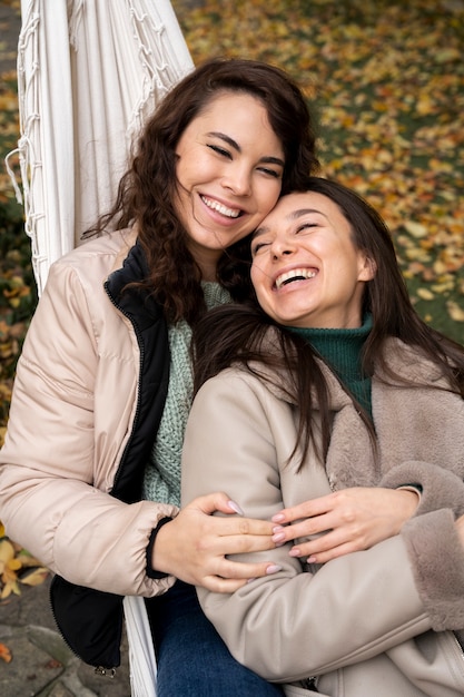 Amigos felices y emocionados reunidos