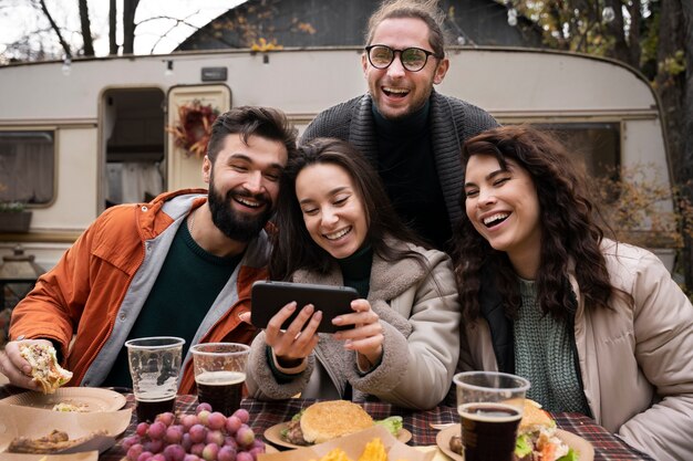 Amigos felices y emocionados reunidos