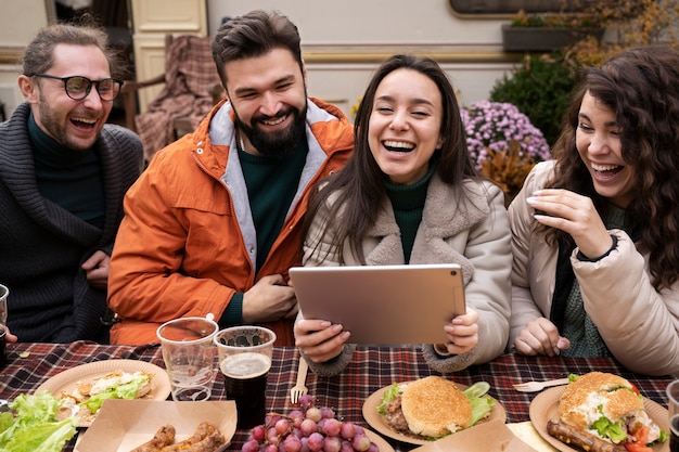 Foto gratuita amigos felices y emocionados reunidos