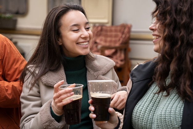 Foto gratuita amigos felices y emocionados reunidos