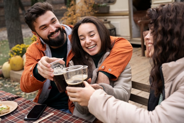 Foto gratuita amigos felices y emocionados reunidos