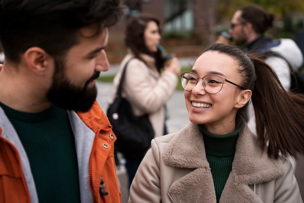 Amigos felices y emocionados reunidos