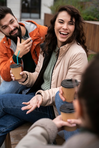 Amigos felices y emocionados reunidos