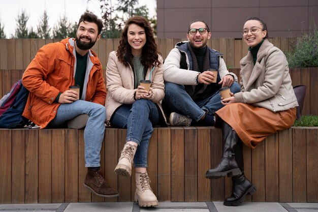 Amigos felices y emocionados reunidos