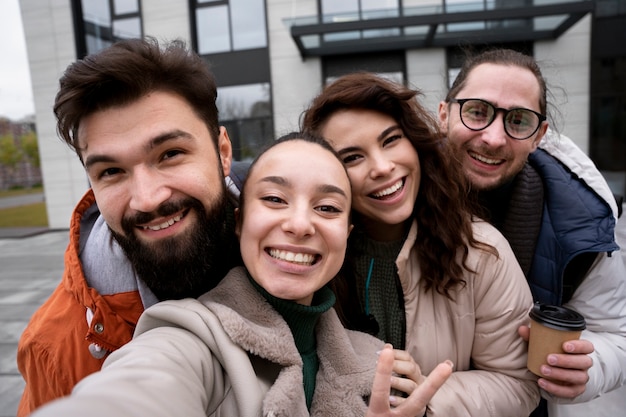 Amigos felices y emocionados reunidos