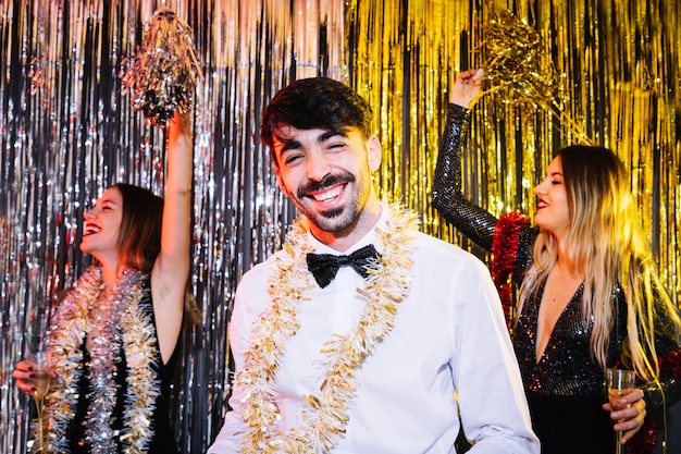 Foto gratuita amigos felices en fiesta de 2018