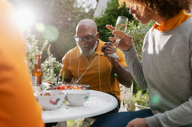 Foto gratuita amigos felices de fiesta al aire libre vista lateral