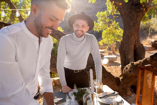 Amigos felices con una fiesta de año nuevo al aire libre