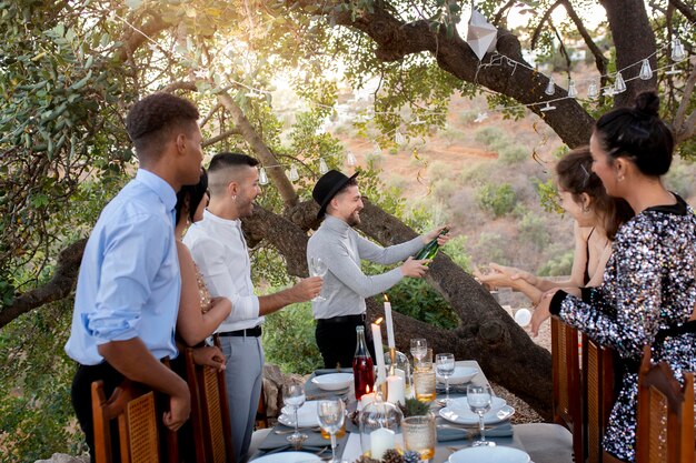 Amigos felices con una fiesta de año nuevo al aire libre