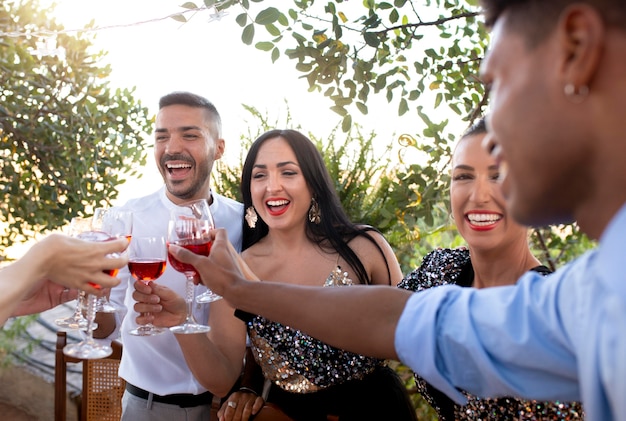 Foto gratuita amigos felices con una fiesta de año nuevo al aire libre