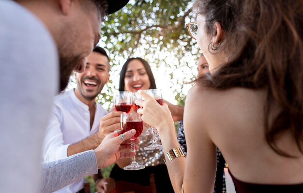 Amigos felices con una fiesta de año nuevo al aire libre