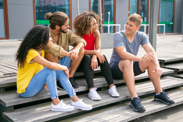 Foto gratuita amigos felices hablando al aire libre