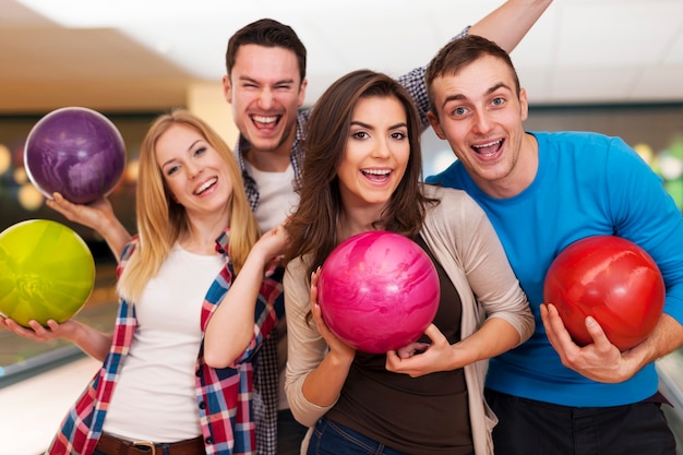 Amigos felices jugando a los bolos juntos