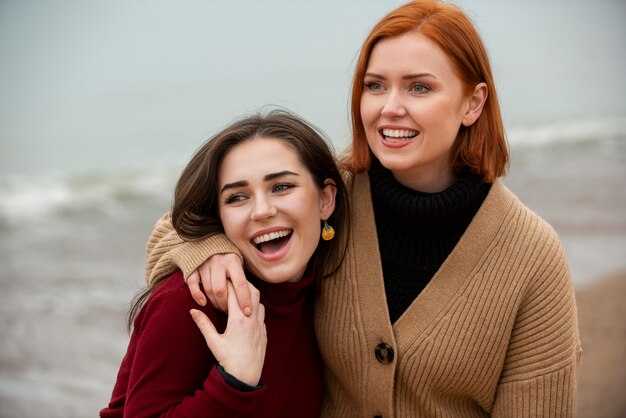 Amigos felices de la mediana edad pasando tiempo juntos