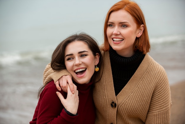 Amigos felices de la mediana edad pasando tiempo juntos