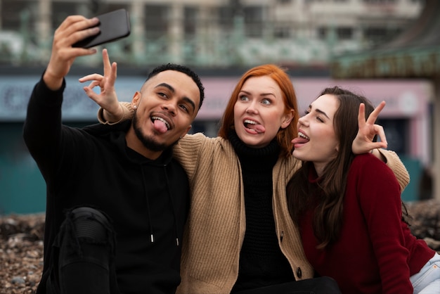 Amigos felices de la mediana edad pasando tiempo juntos