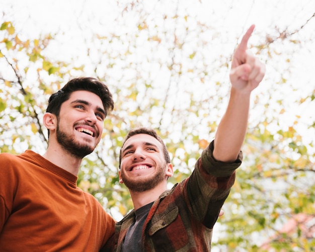 Foto gratuita amigos felices mirando a distancia