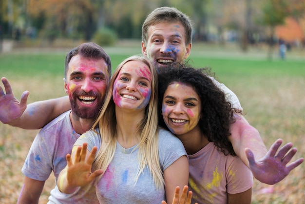 Amigos felices posando en el festival holi