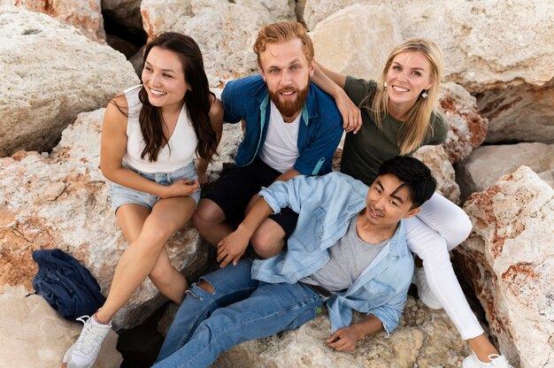 Amigos felices posando en rocas