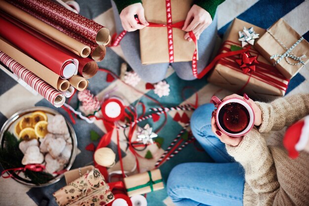 Amigos felices preparando regalos de Navidad para Navidad