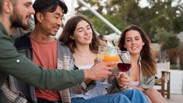 Amigos felices de primer plano con bebidas