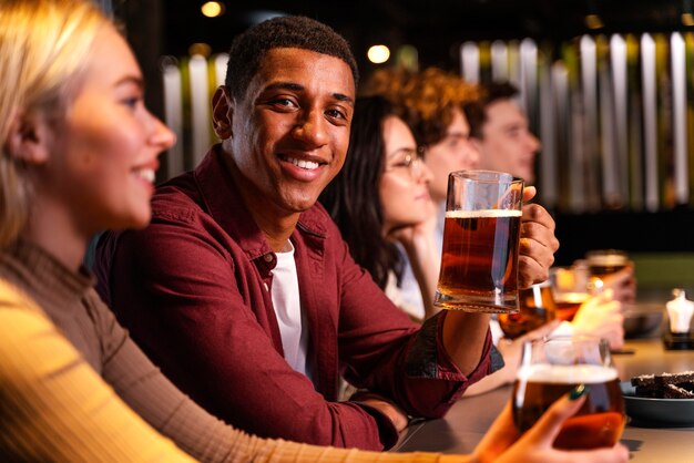 Amigos felices de primer plano con cerveza