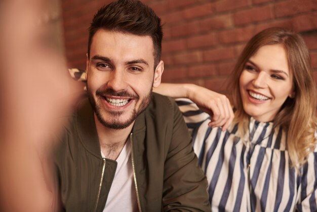 Amigos felices que se reúnen en el interior